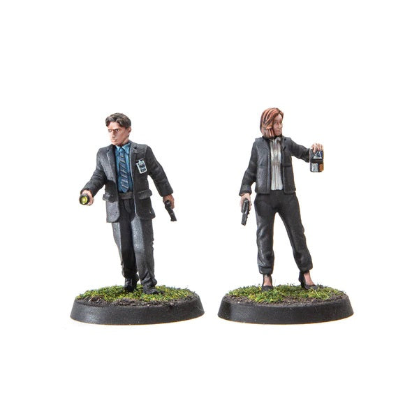 FBI Agents, 1 male and 1 female, resin, 35/32mm scale, investigators, paranormal