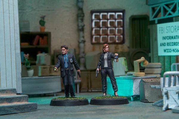 FBI Agents, 1 male and 1 female, resin, 35/32mm scale, paranormal investigators